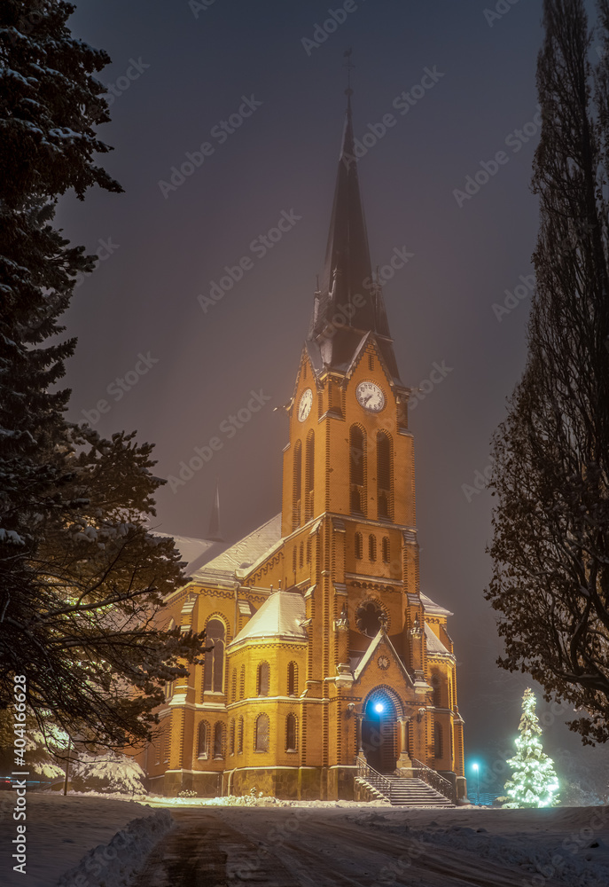 Fototapeta premium Evangelisch-Lutherische Kirche Hartmannsdorf im Winter bei Nacht im Nebel