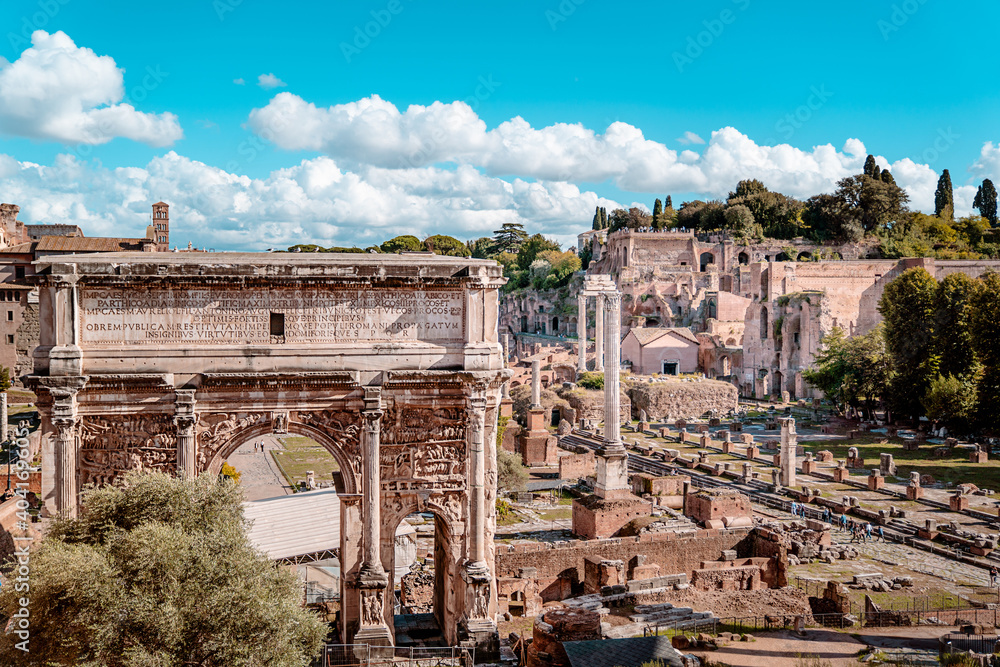 Triumphbogen auf dem römischen Marktplatz - Forum Romanum in Rom, Italien Triumphbogen auf dem römischen Marktplatz - Forum Romanum in Rom, Italien