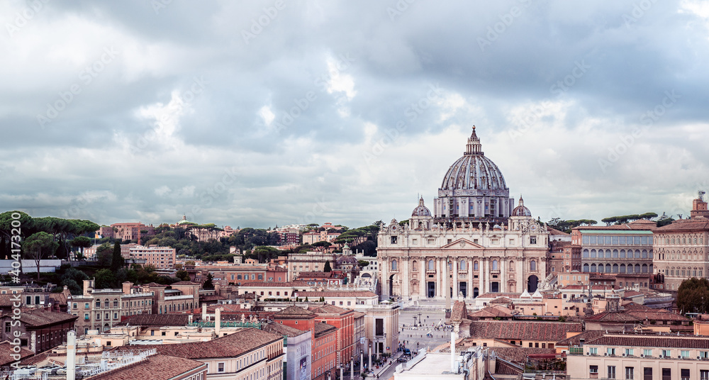 Vatikanstadt mit Petersdom in Rom, Italien