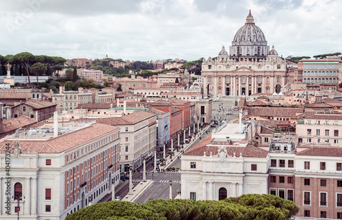Ausblick auf Vatikanstadt mit Petersdom in Italien - Stadtansicht der historischen Altstadt