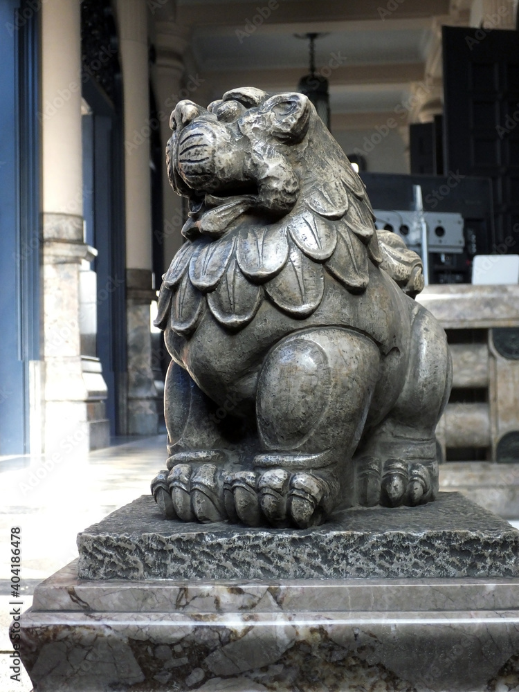 日本の寺にある獅子の彫刻