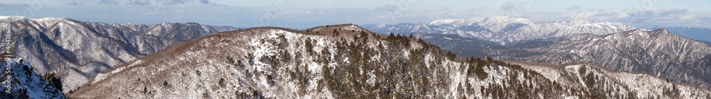 Obraz premium 御在所岳山頂より北方方面１月初旬の国見岳から御池岳までの冠雪風景をパノラマ撮影