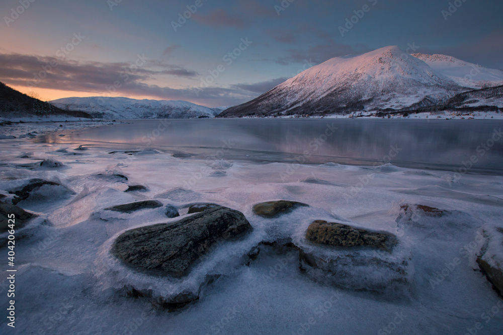 Obraz premium Frozen fjord in pink morning light, Tromso, northern Norway