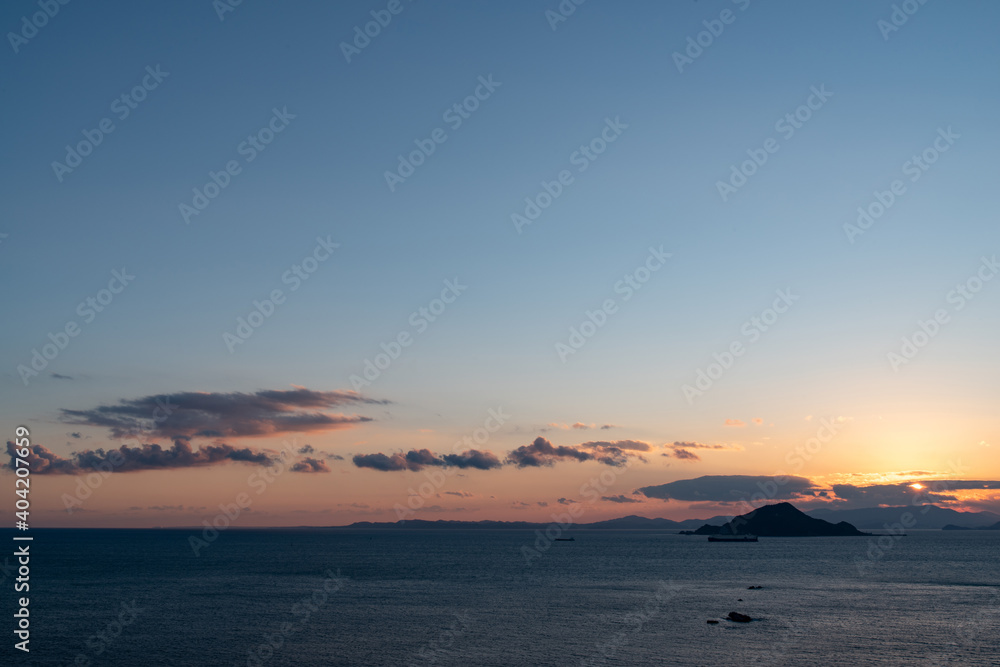 Fototapeta premium 神島沖に沈む夕陽(伊良湖岬から撮影)