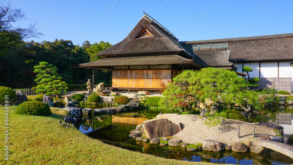 日本庭園の茅葺屋根の家屋