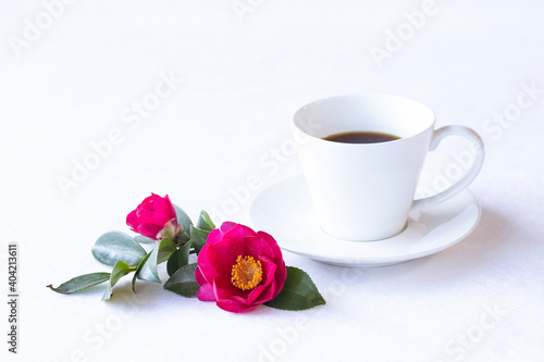 美しい山茶花とコーヒー