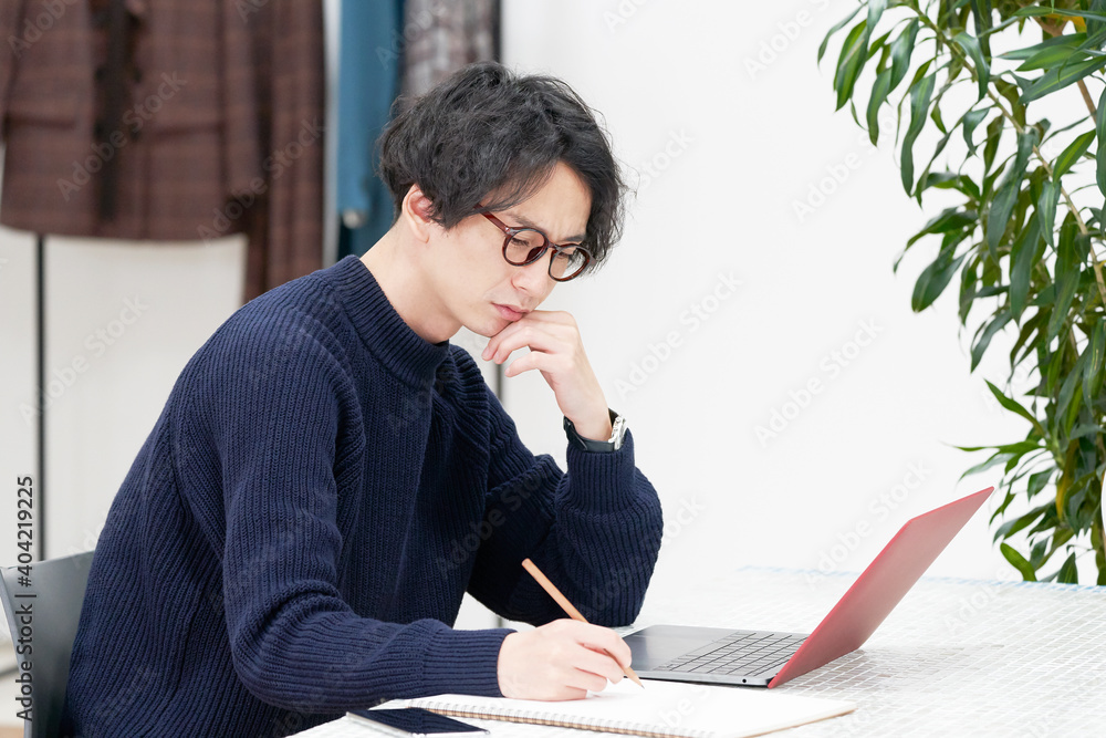 オフィスで働くファッションデザイナー オフィスで働くファッションデザイナー