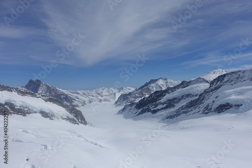A natural landscape of snow-capped mountains taken in Interlaken, Switzerland © 현석 신