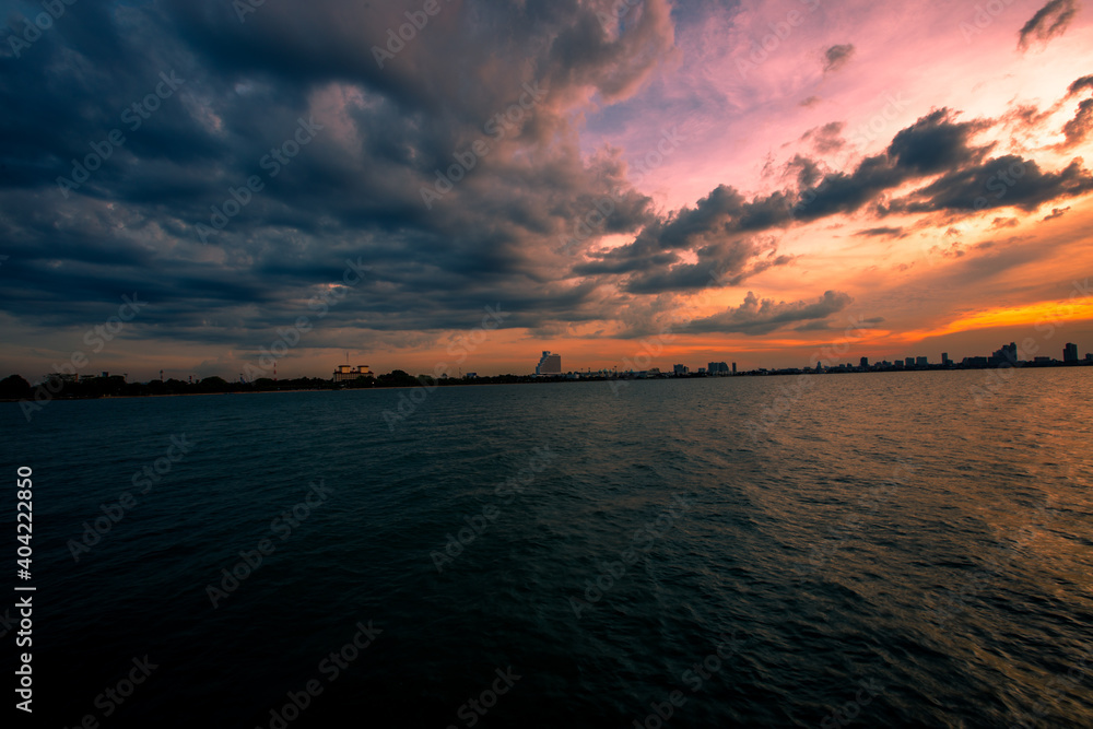 Obraz premium The background of the bridge stretches into the sea, with twilight light in the morning, beautiful colors, sky wallpaper and refreshing surroundings.