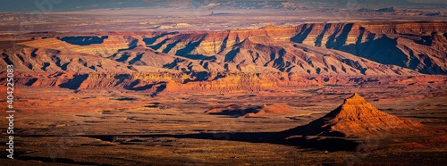Panorama Valley of the gods im Abendrot auf Colorado Plateau in USA