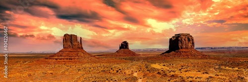 Panorama Monument Valley bei Abendrot in USA