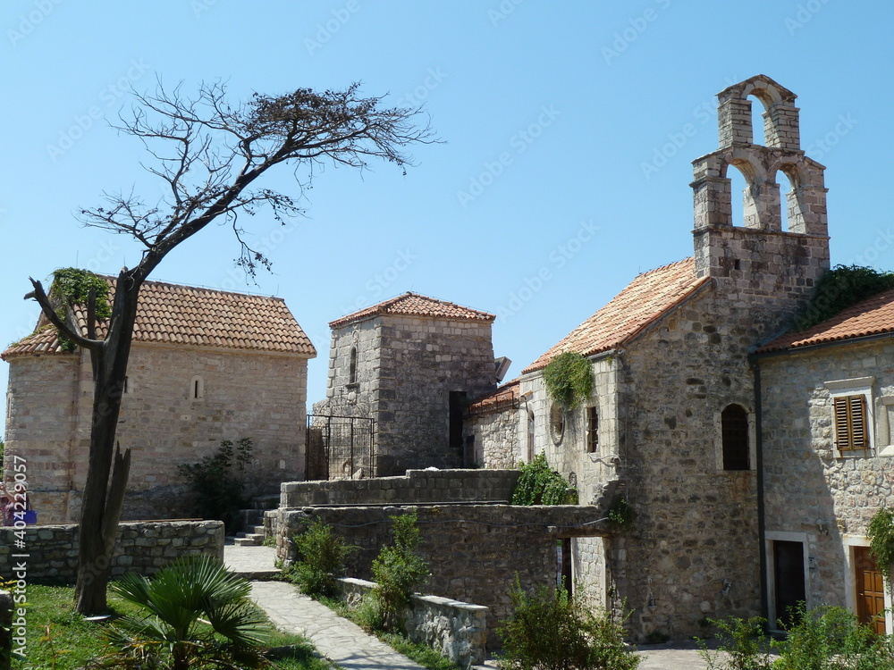 Eglise et bâtiments en pierre
