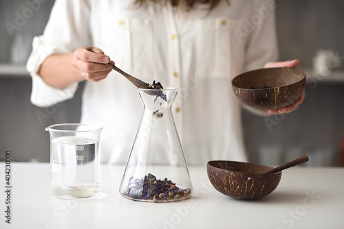 Phytotherapy process by placing dried flowers in a test tube