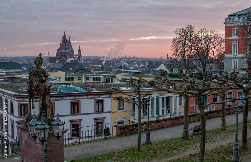 Blick vom Kästrich aus über die Dächer von Mainz am frühen Morgen im Sonnenaufgang