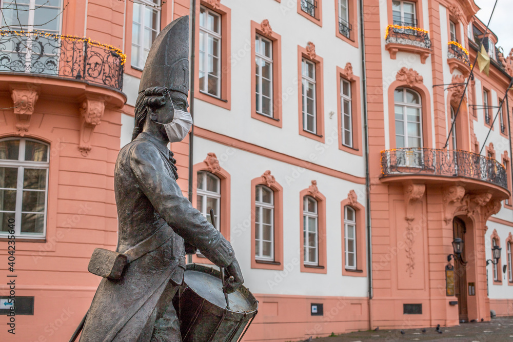 Naklejka premium Skulptur eines Gardetrommelers in Mainz mit Mundschutz