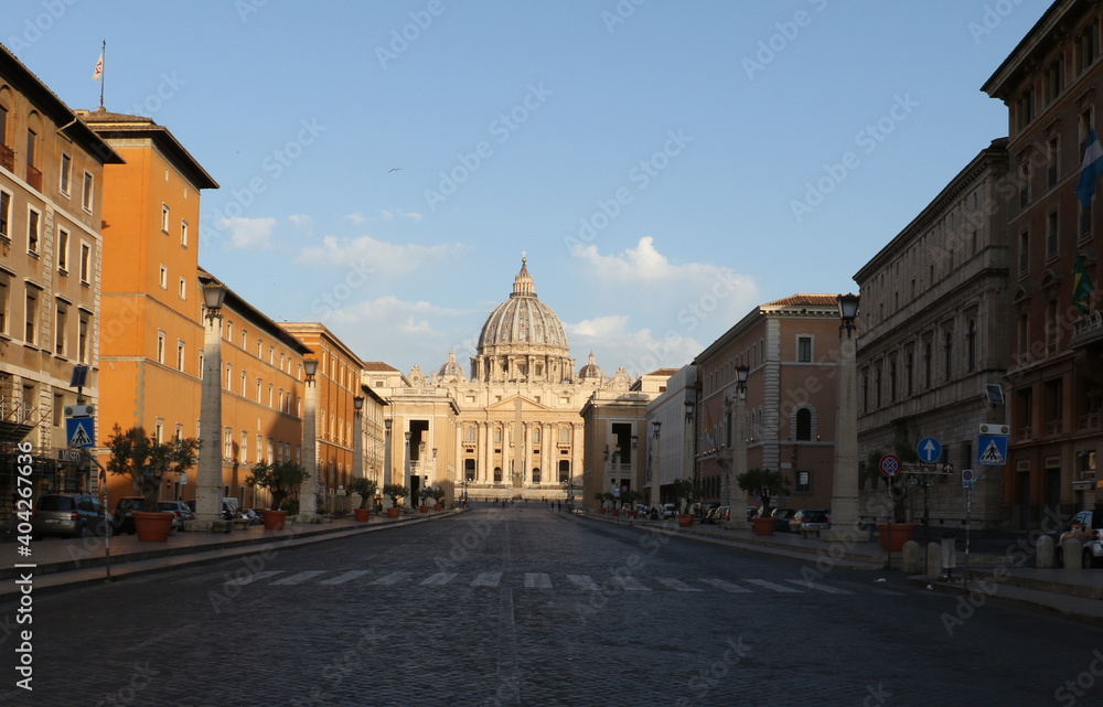 Basílica de São Pedro com ruas vazias. Vaticano, Itália. Covid 19, lockdown.
