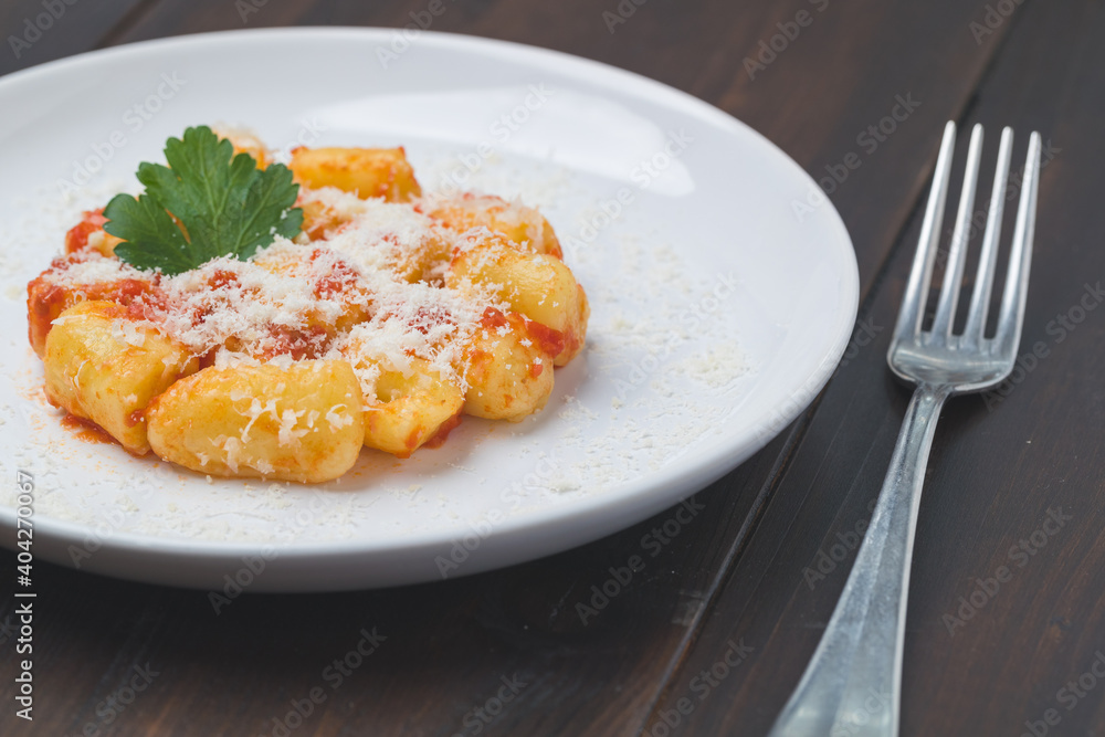 Naklejka premium gnocchi with ragù in white porcelain plate