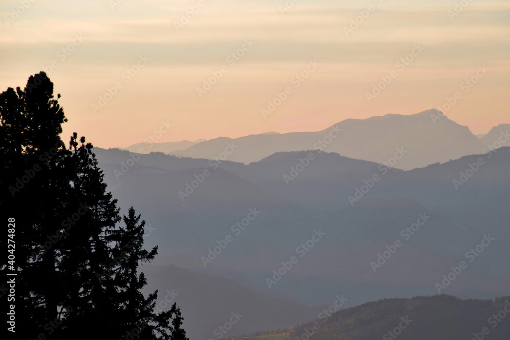 Abendstimmung mit Blick auf die Silhouetten von Bergen