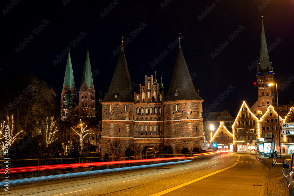 Lübecker Holstentor bei Nacht