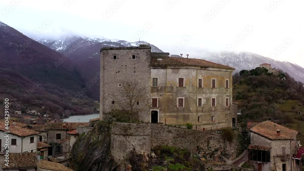 Veduta aerea di «Castel di Tora» vicino a Roma, Lazio
Ripresa aerea con drone di Castel di Tora che affaccia sul lago del Turano in provincia di Rieti, Lazio, Italia
Veduta aerea di «Castel di Tora» vicino a Roma, Lazio
Ripresa aerea con drone di Castel di Tora che affaccia sul lago del Turano in provincia di Rieti, Lazio, Italia