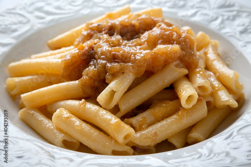Ziti con salsa alla genovese, piatto di pasta della tradizionale napoletana, Cibo Italiano photo