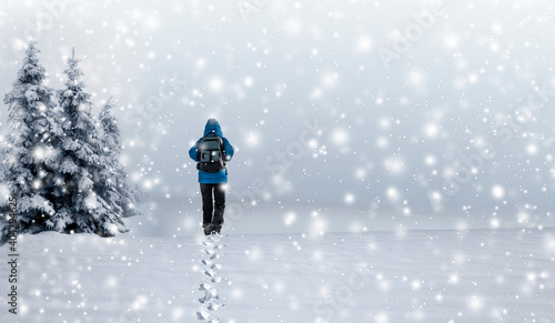 Person mit Blaue Jacke wandert im Schnee