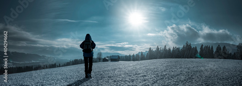Person mit Blaue Jacke wandert im Schnee