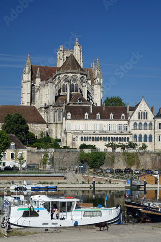 Auxerre, la préfecture (ancien évêché) et la cathédrale dominant l'Yonne