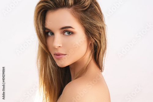 Fotografia Young beautiful blonde woman with smooth skin