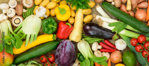 Fototapeta Naklejka Na Ścianę i Meble -  Gesundes Essen mit Obst und Gemüse