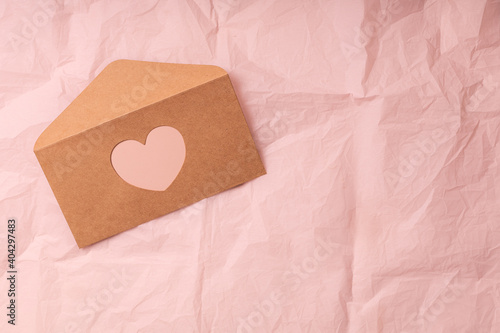 Foto Declaration of love in a letter on a pink background