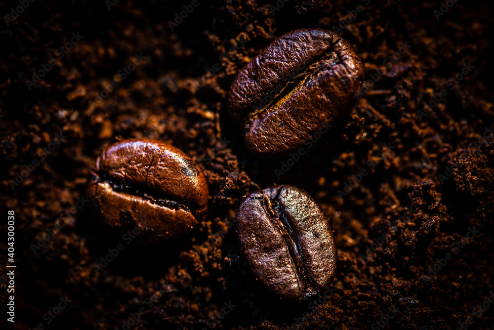 Makro Kaffeebohnen auf gemahlenem Kaffeepulver Makro Kaffeebohnen auf gemahlenem Kaffeepulver