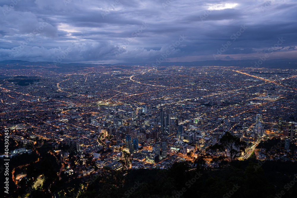 panaroma sur Bogota de nuit depuis le Monserrate, Colombie