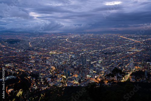 panaroma sur Bogota de nuit depuis le Monserrate, Colombie © Matthieu