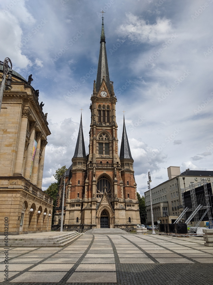 Petrikirche in Chemnitz am Theaterplatz, links Opernhaus