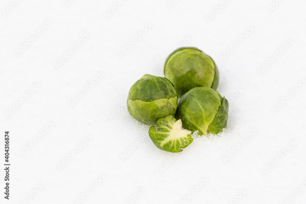 grüner Rosenkohl auf Schnee im Winter grüner Rosenkohl auf Schnee im Winter