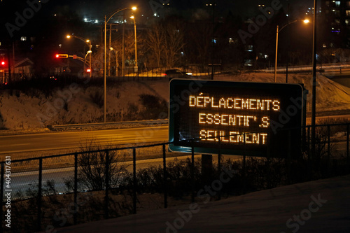Panneau routier pour avertir du couvre-feu en vigueur à partir de 20 heures. à 5 h au Québec photo