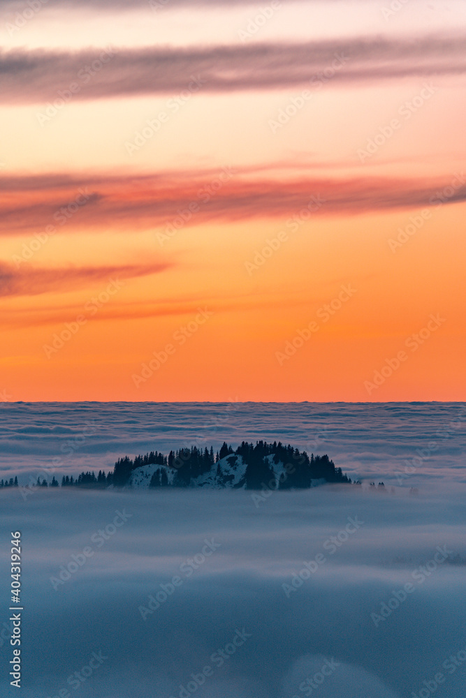 Fototapeta premium Sonnenaufgang in den winterlichen Allgäuer Bergen