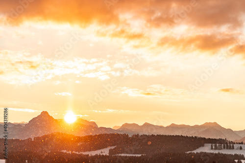 Sonnenaufgang in den winterlichen Allgäuer Bergen photo