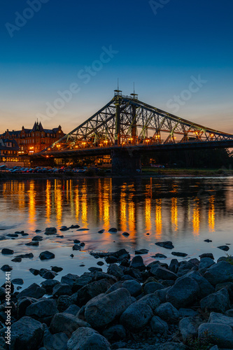 Historische Brücke Blaues Wunder in Dresden an der Elbe bei Nacht © Daniel Bahrmann