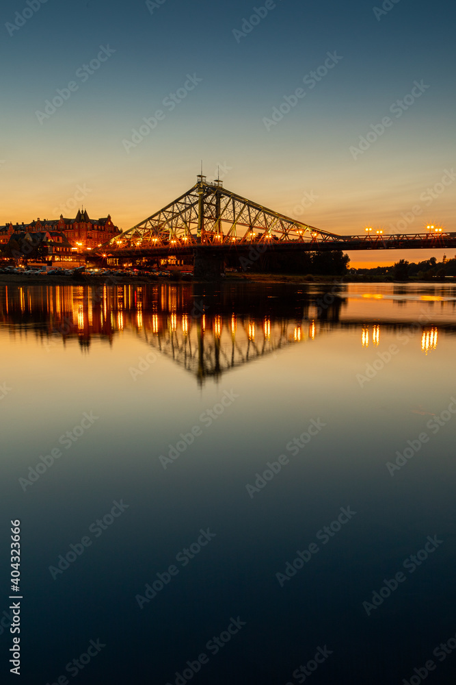 Historische Brücke Blaues Wunder in Dresden an der Elbe bei Nacht