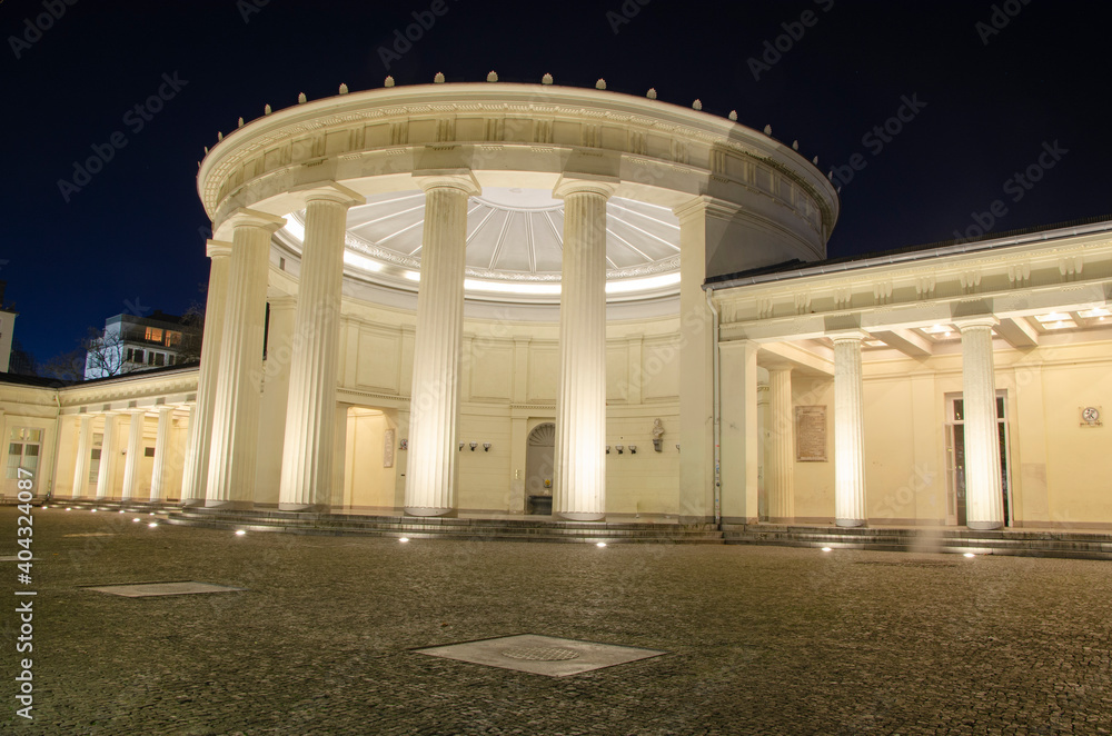 Obraz premium Aachen -Eliesenbrunnen bei Nacht