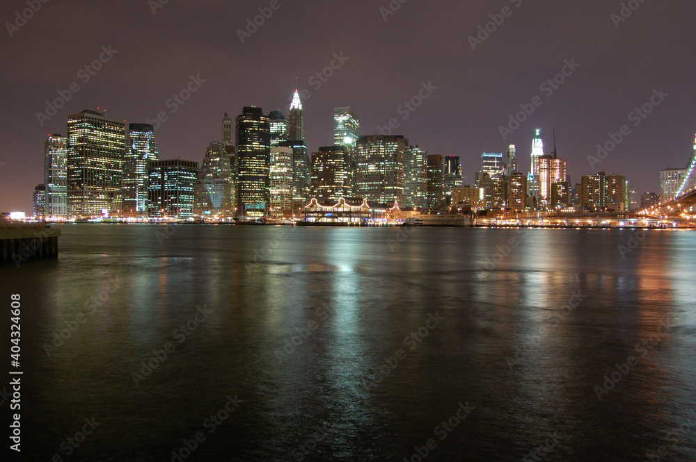 Vista panoramica nocturna del skyline de Manhattan (Nueva York). Rio Hudson. Puente de Brooklyn. Estados Unidos de America