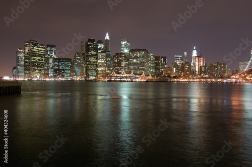 Vista panoramica nocturna del skyline de Manhattan (Nueva York). Rio Hudson. Puente de Brooklyn. Estados Unidos de America