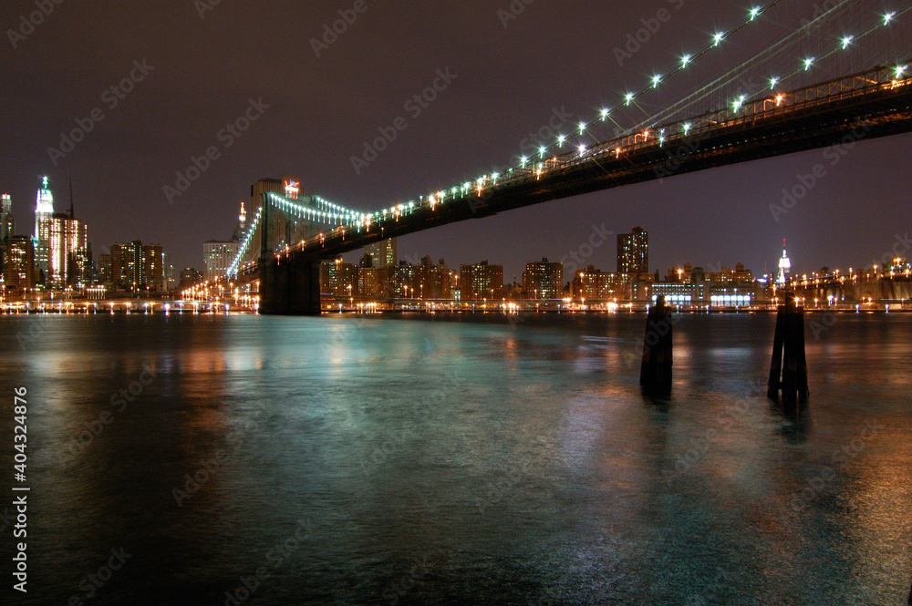 Fototapeta premium Vista panoramica nocturna de los edificios y rascacielos emblemáticos de Manhattan (Nueva York). Estados Unidos de America