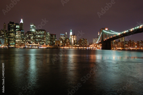 Vista panoramica nocturna de los edificios y rascacielos emblemáticos de Manhattan (Nueva York). Estados Unidos de America