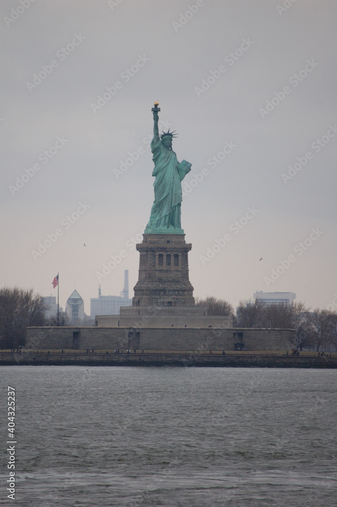 Vista panoramica de la Estatua de la Libertad (Nueva York) desde el ferry de Staten Island. Estados Unidos de America