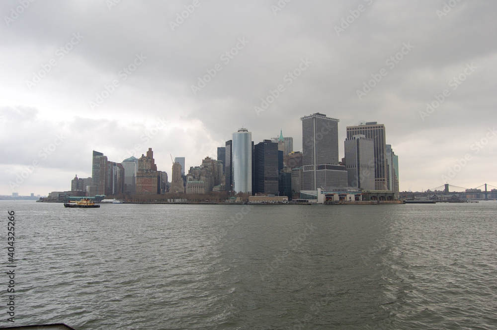 Vista panoramica  de los edificios y rascacielos emblemáticos de Manhattan (Nueva York) desde el ferry de Staten Island. Estados Unidos de America