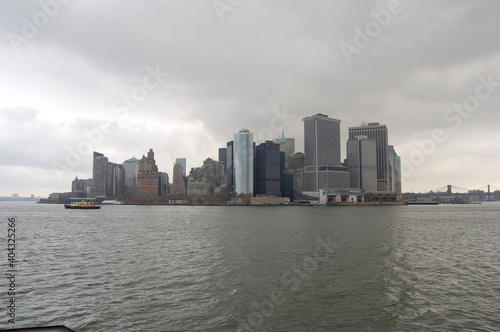 Vista panoramica  de los edificios y rascacielos emblem  ticos de Manhattan  Nueva York  desde el ferry de Staten Island. Estados Unidos de America