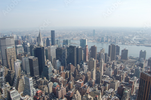 Vista panoramica de los edificios y rascacielos emblem  ticos de Manhattan  Nueva York . Estados Unidos de America